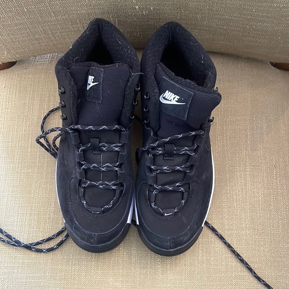 Nike Shoes - Nike City Boot